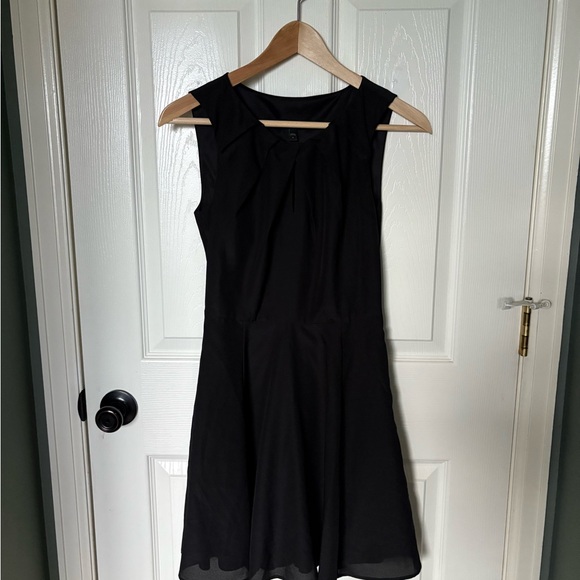 Elegant Black Sleeveless Dress - Picture 1 of 4